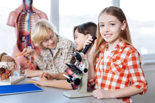 Petits scientifiques brillants appréciant le travail de recherche — Photo