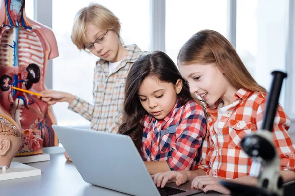 Attentif jeunes scientifiques dévoués vérifier les données — Photo