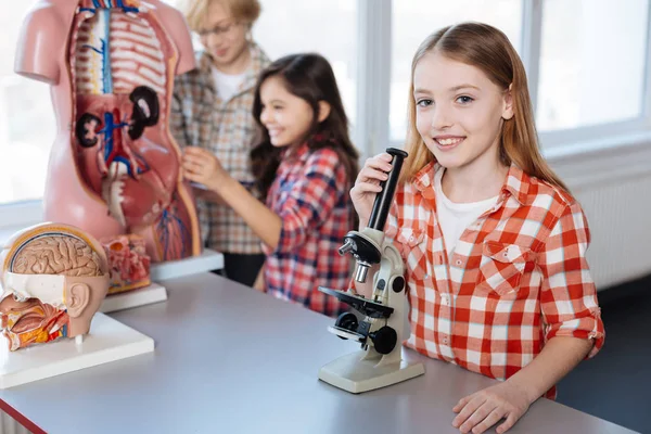 充满活力的魅力儿童热爱科学， — 图库照片