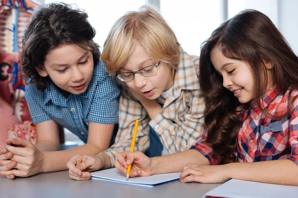 Des enfants engagés et sociables discutant de quelque chose — Photo