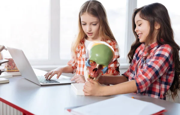 Fokussierte junge Damen arbeiten im Schullabor — Stockfoto