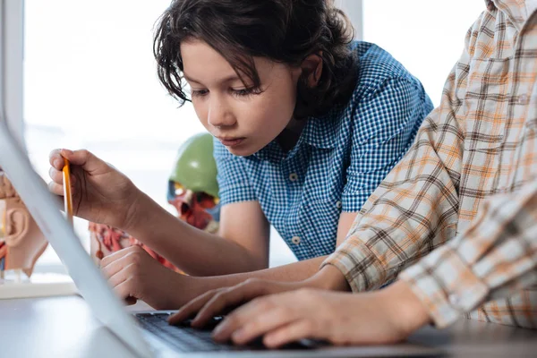 Des enfants réfléchis et productifs lisant certaines données — Photo