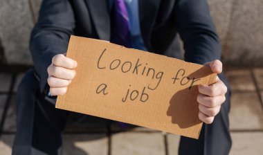 Erkek elinde olmak karton yakın çekim