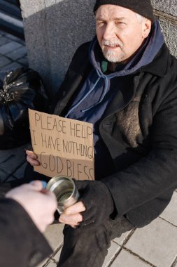 Düzensiz kıyafetlerle ciddi zavallı adam