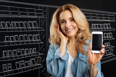 Neşeli mutlu kadın onun smartphone gösterilen