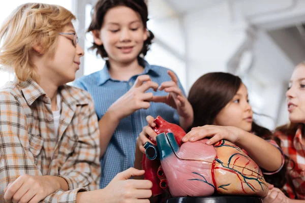 Energisk trevliga studenter att utforska mänskliga kroppsdelar — Stockfoto