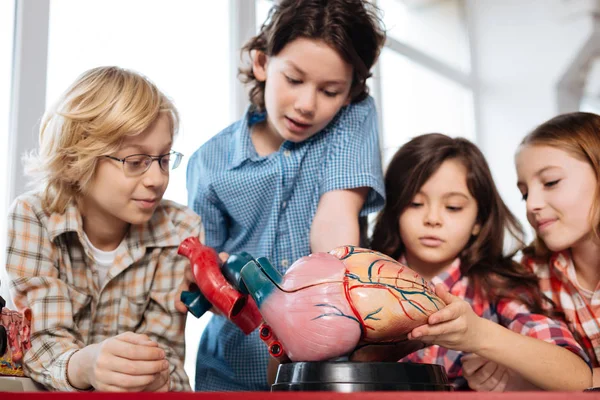 Équipe de jeunes biologistes effectuant un travail de laboratoire — Photo