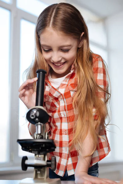 Charismatische jonge bioloog op zoek via lenzen — Stockfoto