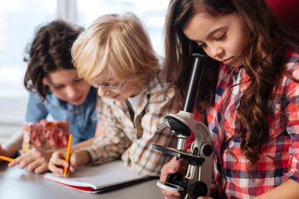 Estudantes dedicados curiosos fazendo algumas explorações — Fotografia de Stock