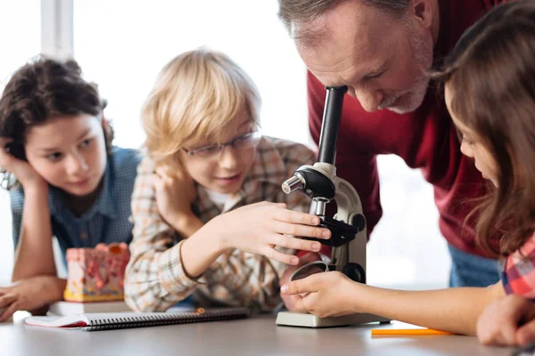 Estudiantes emocionados mostrando los resultados a su profesor — Foto de Stock