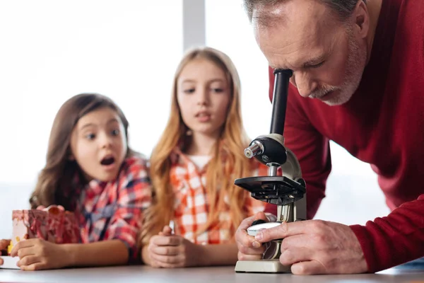 Emocional animado crianças assistindo em seus professores trabalho — Fotografia de Stock