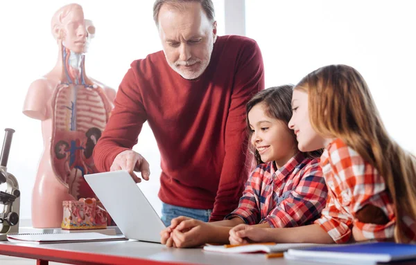 Kluger engagierter Lehrer berät seine Schüler — Stockfoto