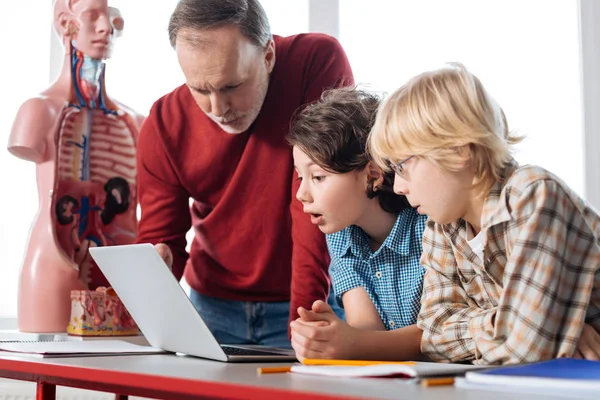 Aufgeregter zielstrebiger Schüler zeigt seinem Lehrer Ergebnisse — Stockfoto