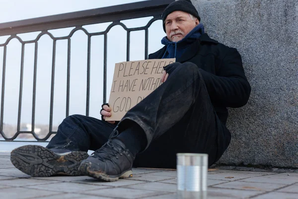 Vista lateral de la foto de una persona desempleada mientras pide ayuda —  Fotos de Stock
