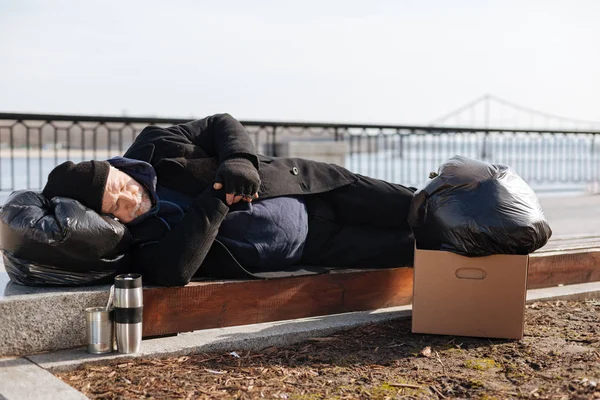 Fáradt ember üzembe fejét a szemetes zsák — Stock Fotó