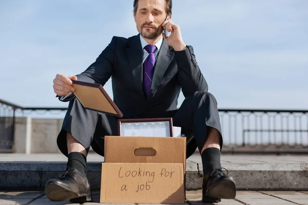 Naštvaná nezaměstnaný muž drží svou odměnu — Stock fotografie