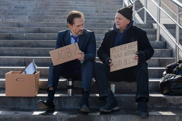 Oude dakloze man stuk van advies geven — Stockfoto