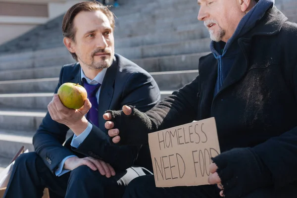 Obdachloser Mann erzählt Fremden seine Lebensgeschichte — Stockfoto