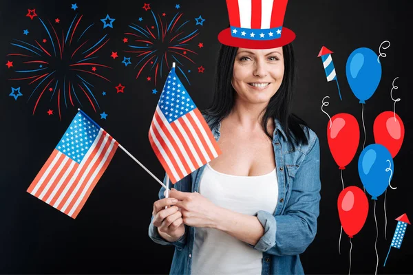 Vidám, boldog nő ünnepeljük a függetlenség napja — Stock Fotó