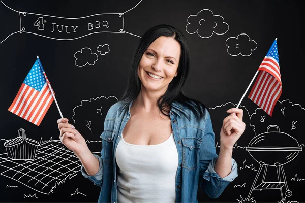 Glückliche patriotische Frau feiert den 4. Juli — Stockfoto