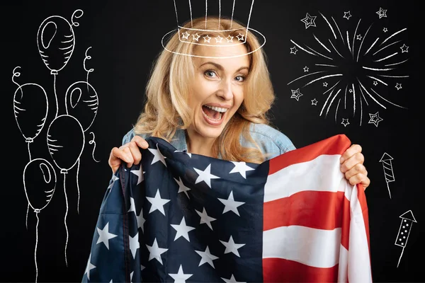 미국 국기를 들고 행복 한 감정적인 여자 — 스톡 사진
