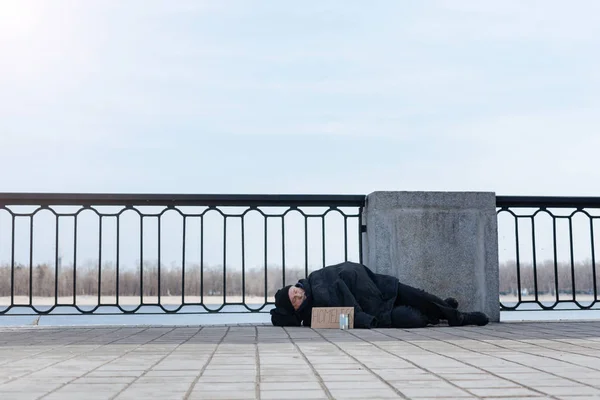 Elderly man having rest on the pavement — Stock Photo, Image