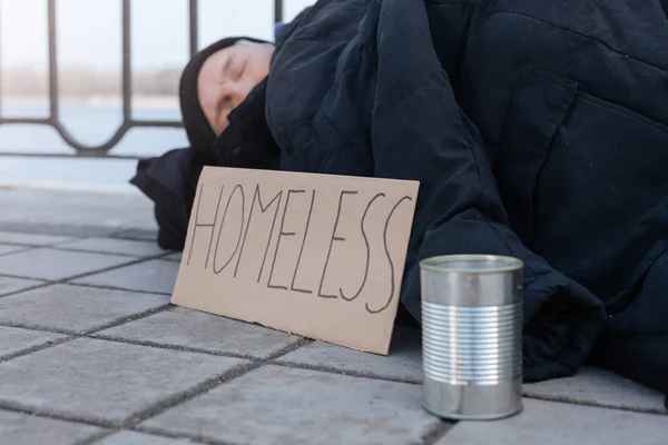 Foto vista lateral de la persona sin hogar mientras descansa —  Fotos de Stock