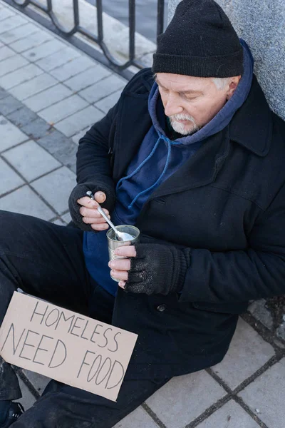 Hemlös man bär mysig mössa — Stockfoto