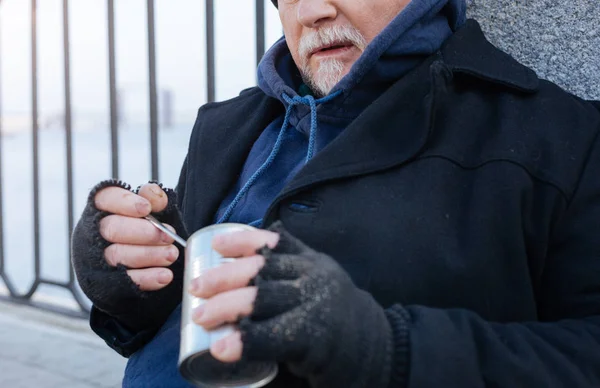 Ritratto di uomo affamato mentre mangia prodotti in vaso — Foto Stock