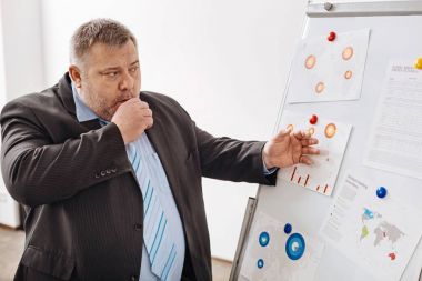 Bir plan üzerinde çalışıyor meşgul büro memuru
