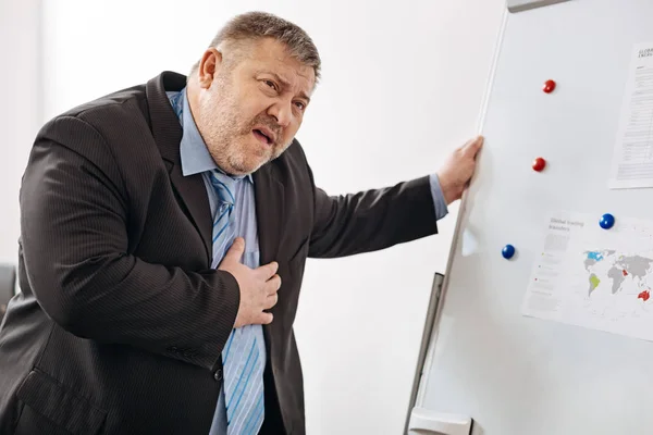 Cansado hombre agotado experimentando un ataque al corazón — Foto de Stock