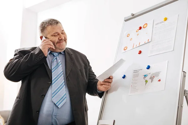 Vrolijke hardwerkende werknemer op zoek tevreden — Stockfoto