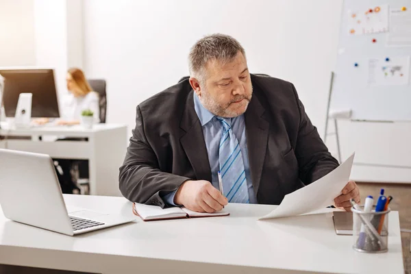 Fleißig geschulter Experte macht sich Notizen — Stockfoto