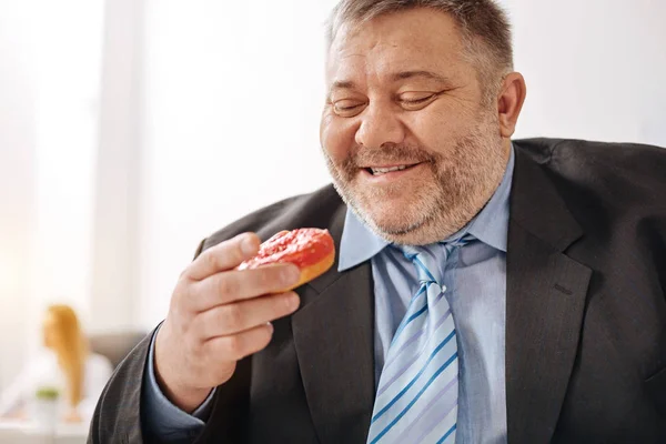 Lieto lavoratore affamato felice di avere alcuni dolci — Foto Stock