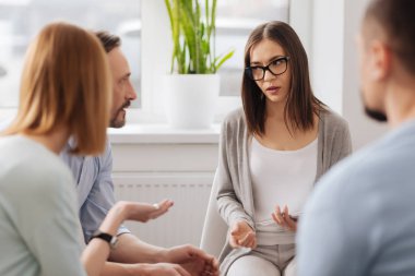 İş konularında tartışırken ciddi iş arkadaşları