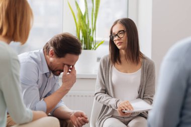 Üzgün sakallı adam gözlerini kapsayan