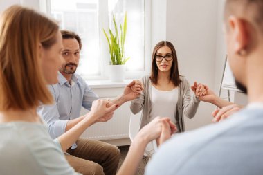 Mutlu erkek kişi onun iş arkadaşı arıyorum