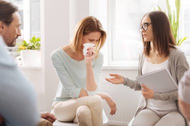 Çok üzgün kadın bazı sorunları tartışıyor