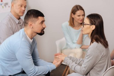 Meslektaşı destekleyen ciddi adam