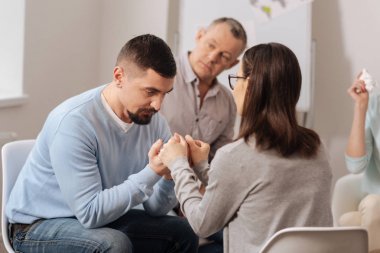 Dikkatle dinlerken onun iş arkadaşı erkek kişi konsantre