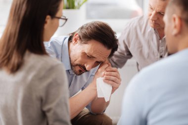 Derin düşünceler içinde olmak adam üzgün