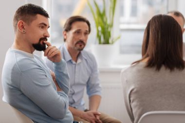 Onun dudağında özenli erkek esmer tutma işaret parmağı