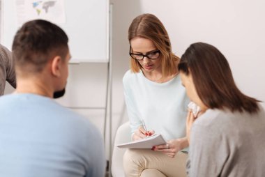 Memnun arkadaşları ekip oluşturma Konferansı ziyaret