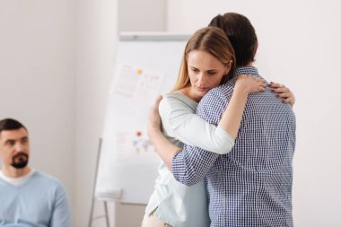 Yana doğru arayan ciddi kadın yakın çekim