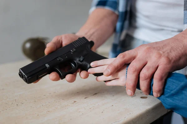 Handgun being in hands of a young girl — Stock Photo, Image