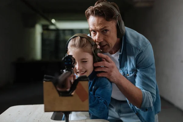 Buen hombre confiado apoyando a su hija — Foto de Stock