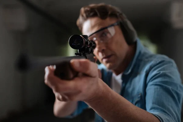 Handsome professional sniper looking into the optical sight — Stock Photo, Image