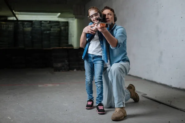 Positiv erfreut Mädchen genießen Schießen — Stockfoto