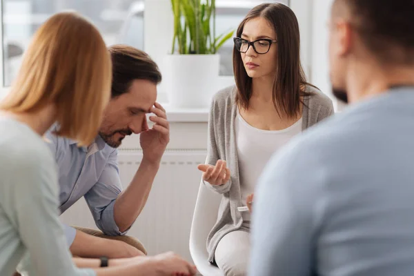 Un hombre reflexivo escuchando a sus colegas — Foto de Stock