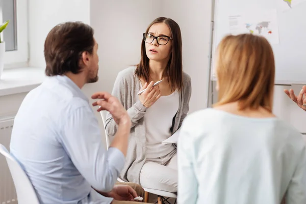 Lavoratori d'ufficio che discutono alla riunione — Foto Stock